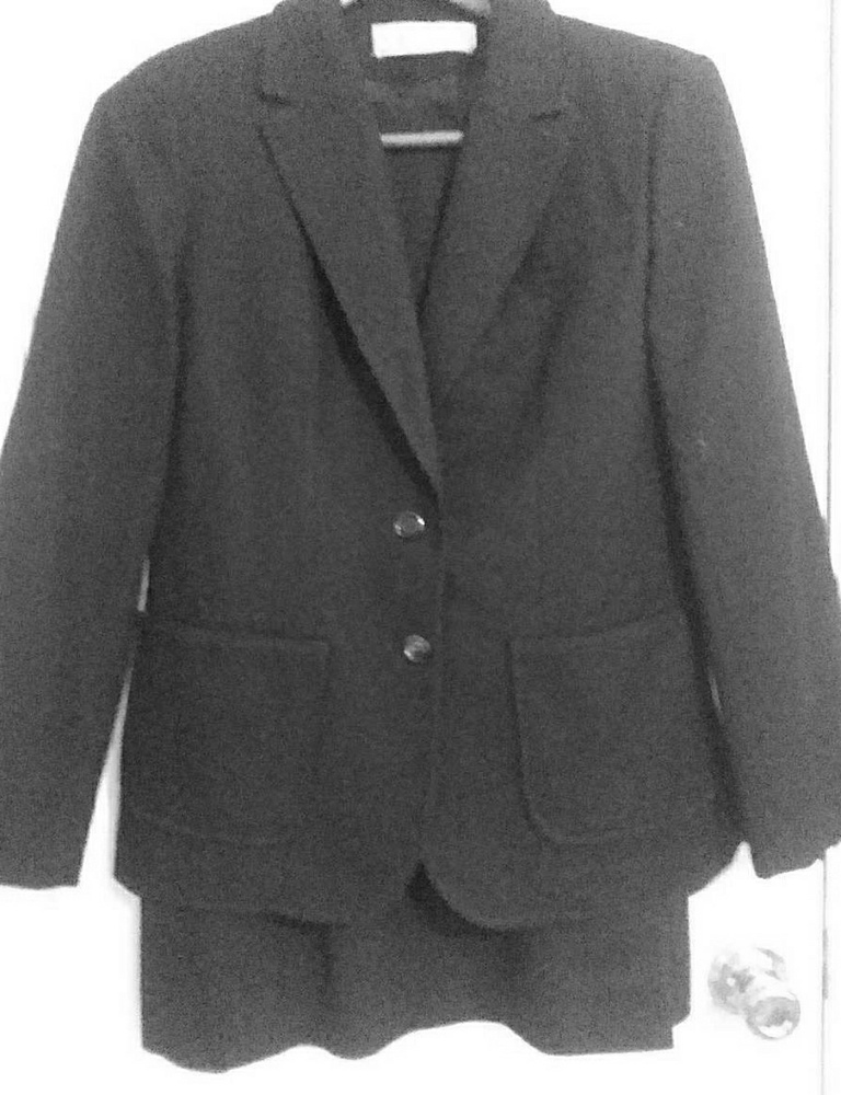 Young Pendleton Black Suit 100% Wool Suit Sz 9/10